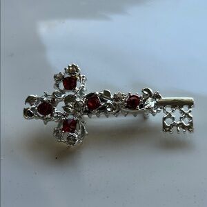 Antique-Style Gothic Skeleton Key Brooch – Vintage Red Rhinestone Pin